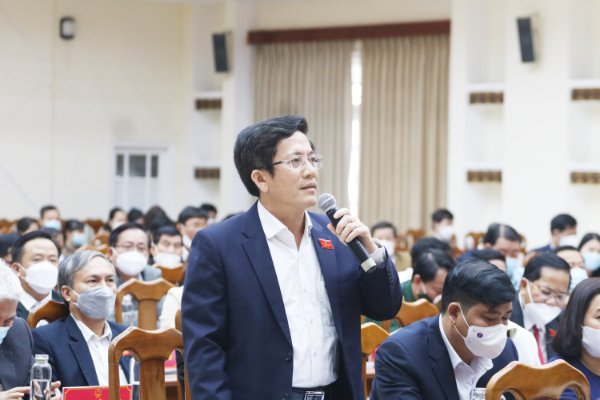 Đại biểu chất vấn tại Kỳ họp thứ 4, HĐND tỉnh Quảng Nam Khóa X - ẢNH Đ. HỮU
